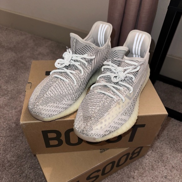 Yeezys boost 350 V2 Static (non-reflective) - Picture 5 of 8